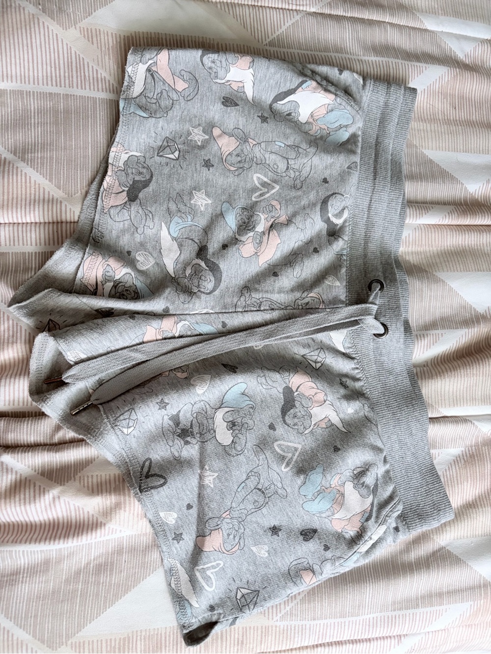 Disney Gray Lounge Shorts Snow White and the 7 dwarfs size large